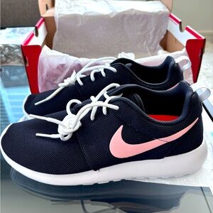 NWT Pink and Black Womens Nike Running Tennis Shoes 8